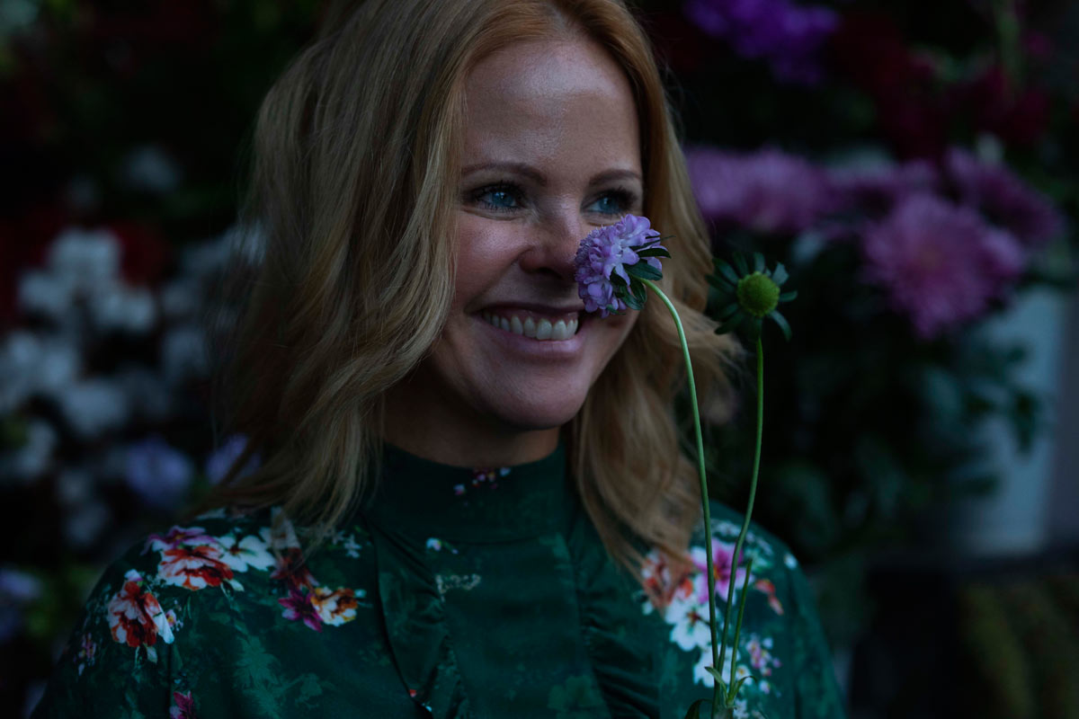 Jeanette i butiken bland säsongens blommor