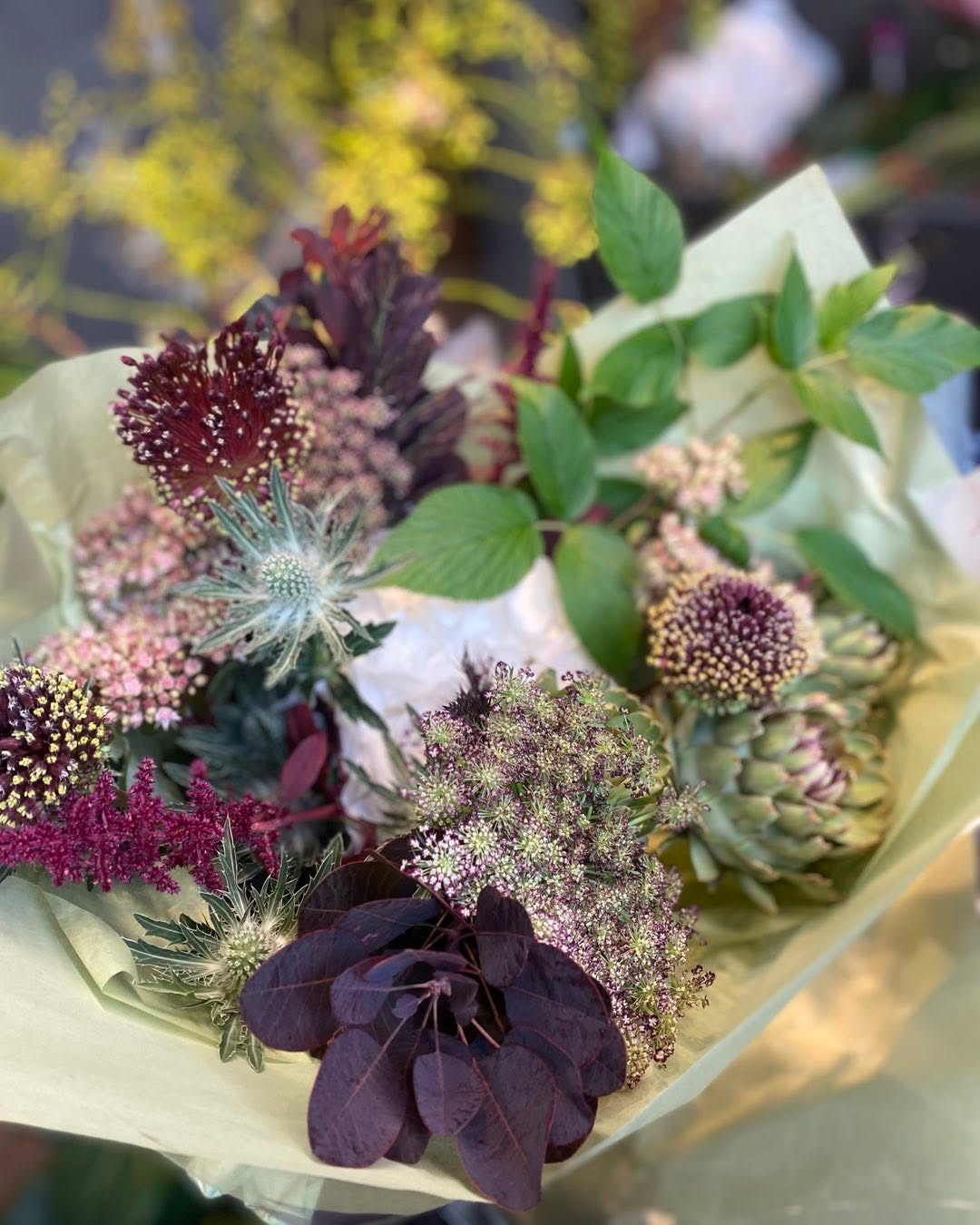 Bukett med mörka toner, kronärtskocka och vilda blommor