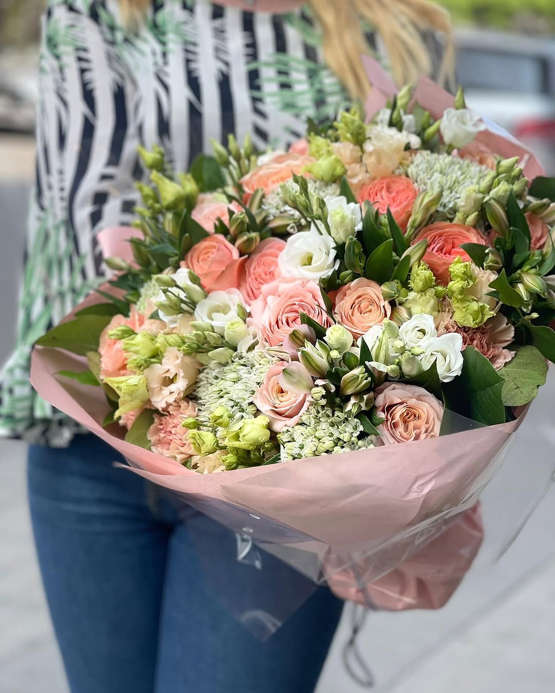 Stor rosa bukett inslagen i papper